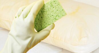 Quel materasso ormai ingiallito ti crea disgusto? Non cambiarlo, con due ingredienti lo sbianchi subito