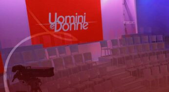 Uomini e Donne, espulsa la dama: “Non è più benvenuta”